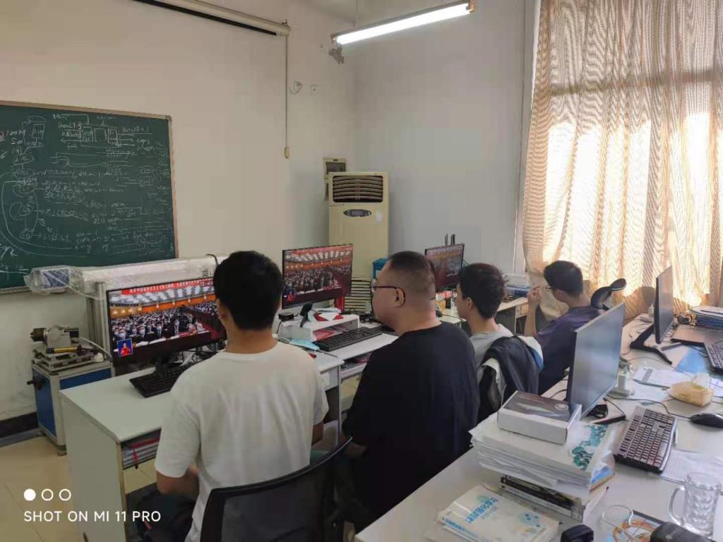 公司研究生在实验室收听收看