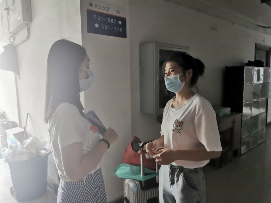 (图为学院领导、老师深入寝室看望返校员工)